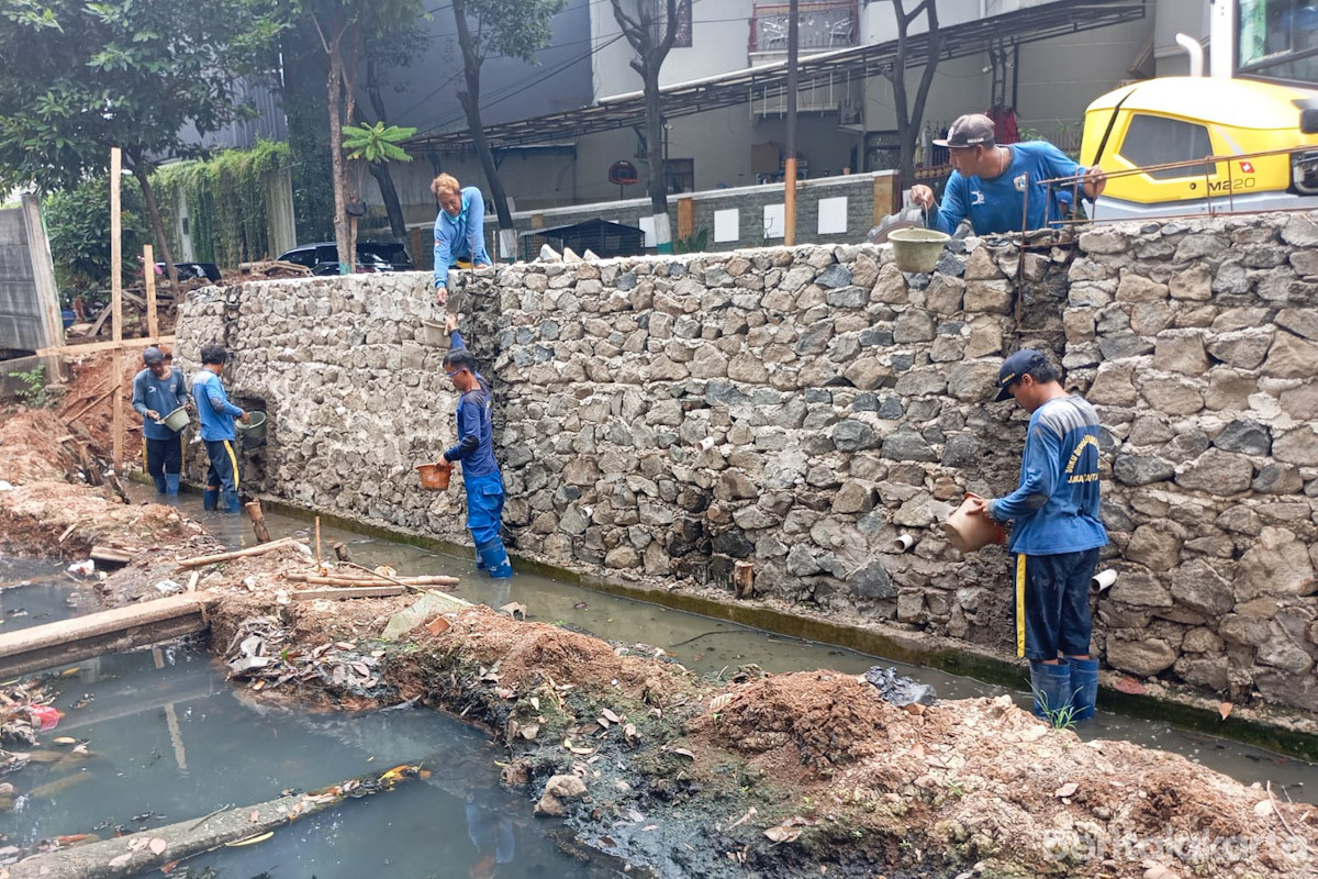 Perbaikan Turap Kali di Jalan Janur Asri