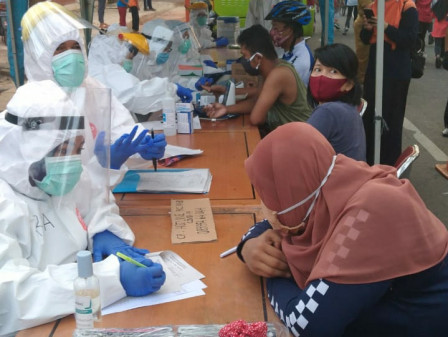 Aktivitas Olahraga Warga di Pasar Rebo Diwarnai dengan Rapid Te dan Swab