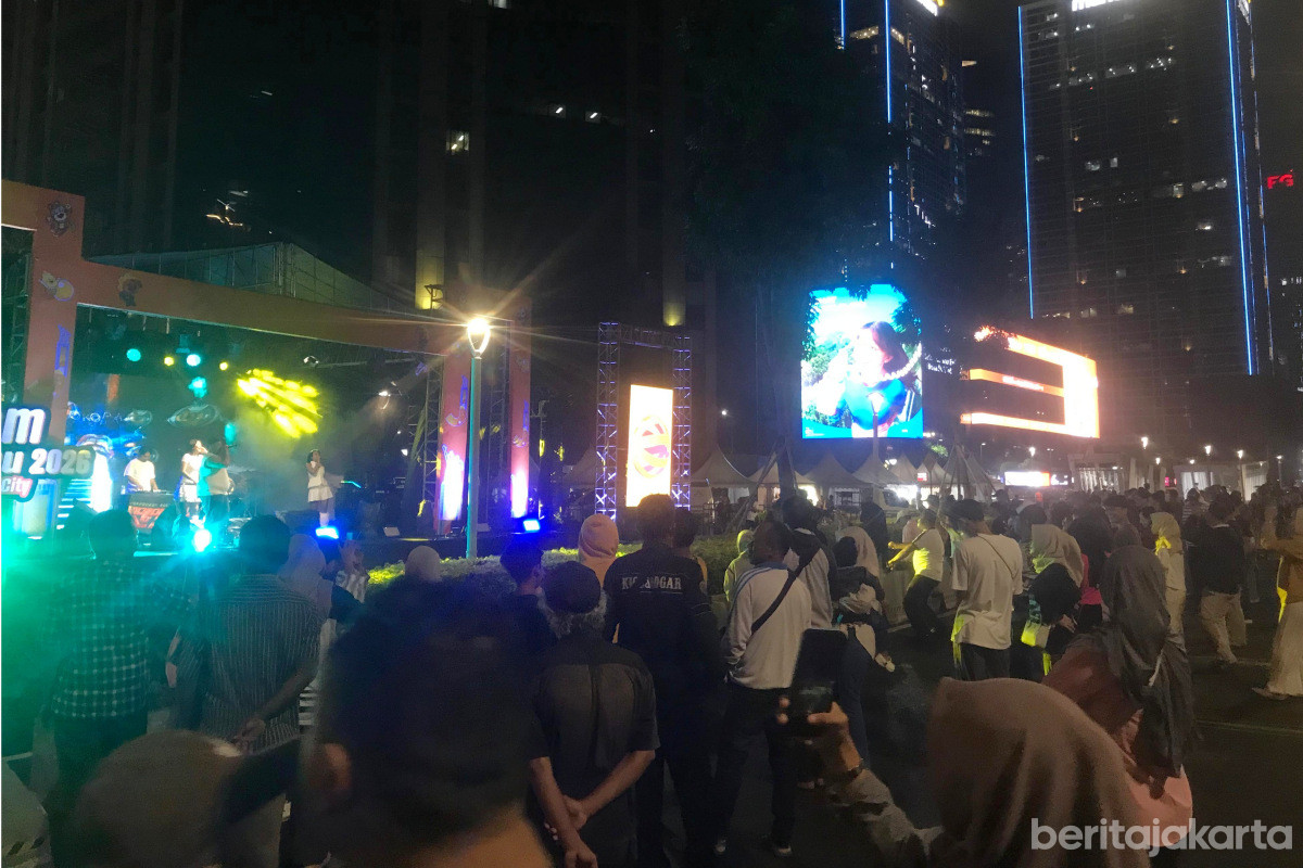 Gerimis Tak Surutkan Antusias Warga Rayakan Tahun Baru di SCBD 