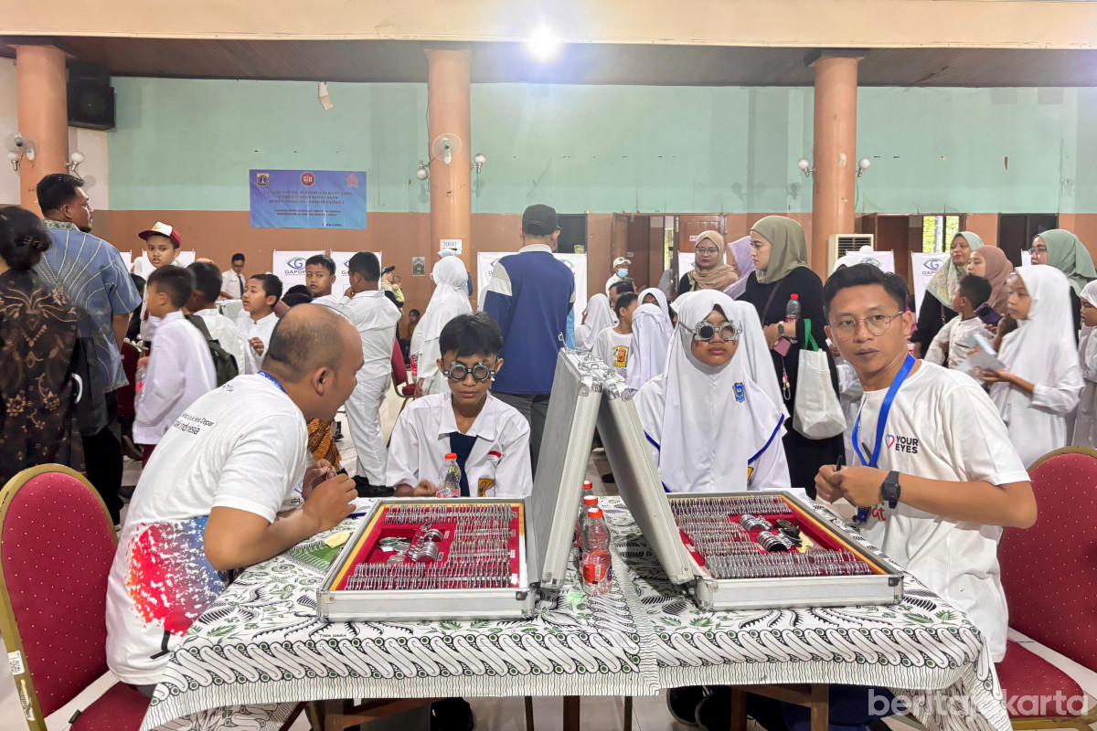 Ratusan pelajar Jakarta Utara mengikuti Pemeriksaan dan Bagi Kacamata Gratis