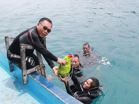 Aksi Bersih-Bersih Sampah Dasar Laut Digelar di Pulau Pramuka