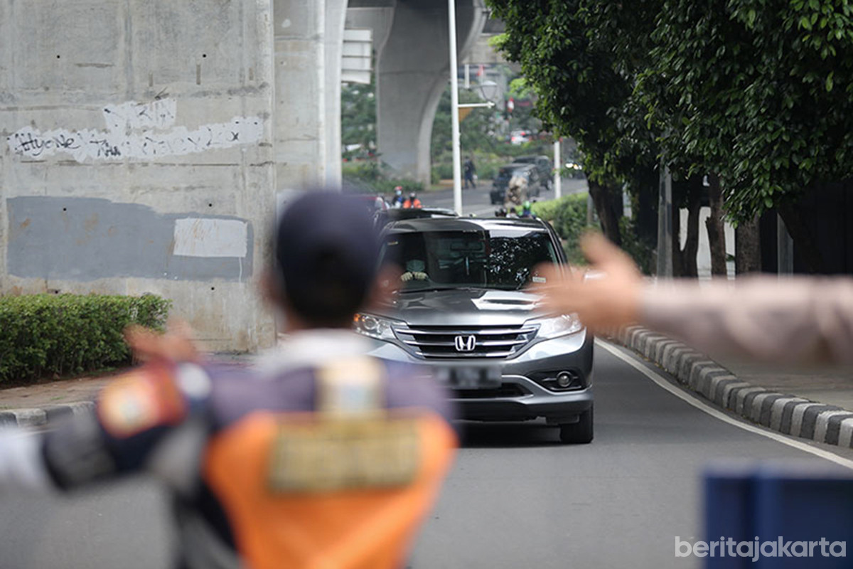 Petugas Dishub dan Kepolisian mengatur lalu lintas di sekitar proyek pembangunan