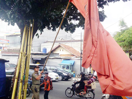 Bendera Ormas di Jl Radio Dalam Ditertibkan