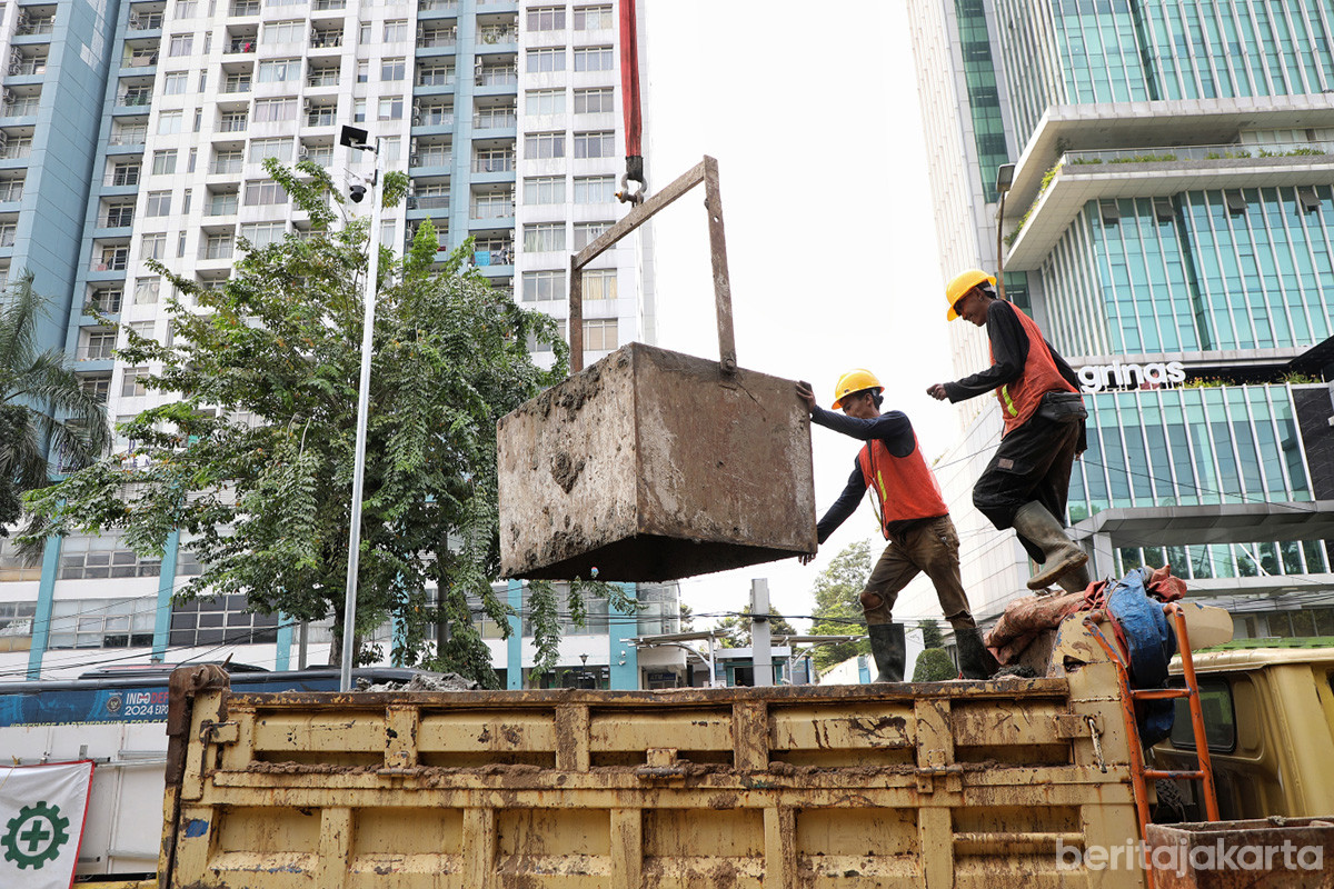 Proses pengerjaan jacking saluran di Jalan DI Panjaitan, Jakarta Timur