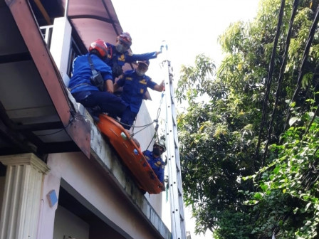  Gulkarmat Jaktim Bantu Evakuasi Warga Sakit dari Lantai Dua Rumahnya