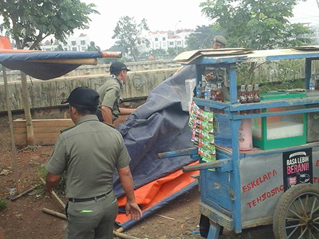 7 LapakPKL di Jl Grisenda Ditertibkan