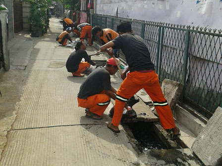  Padat Lumpur, Saluran Air di Jl Pejuang Dikuras