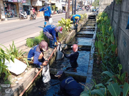 Pengurasan Saluran Air di Jalan Kapuk Raya Akhirnya Rampung