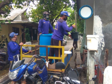 Petugas Sudin SDA Mengisi Air Sarana Cuci Tangan di Lingkungan Pulau Harapan