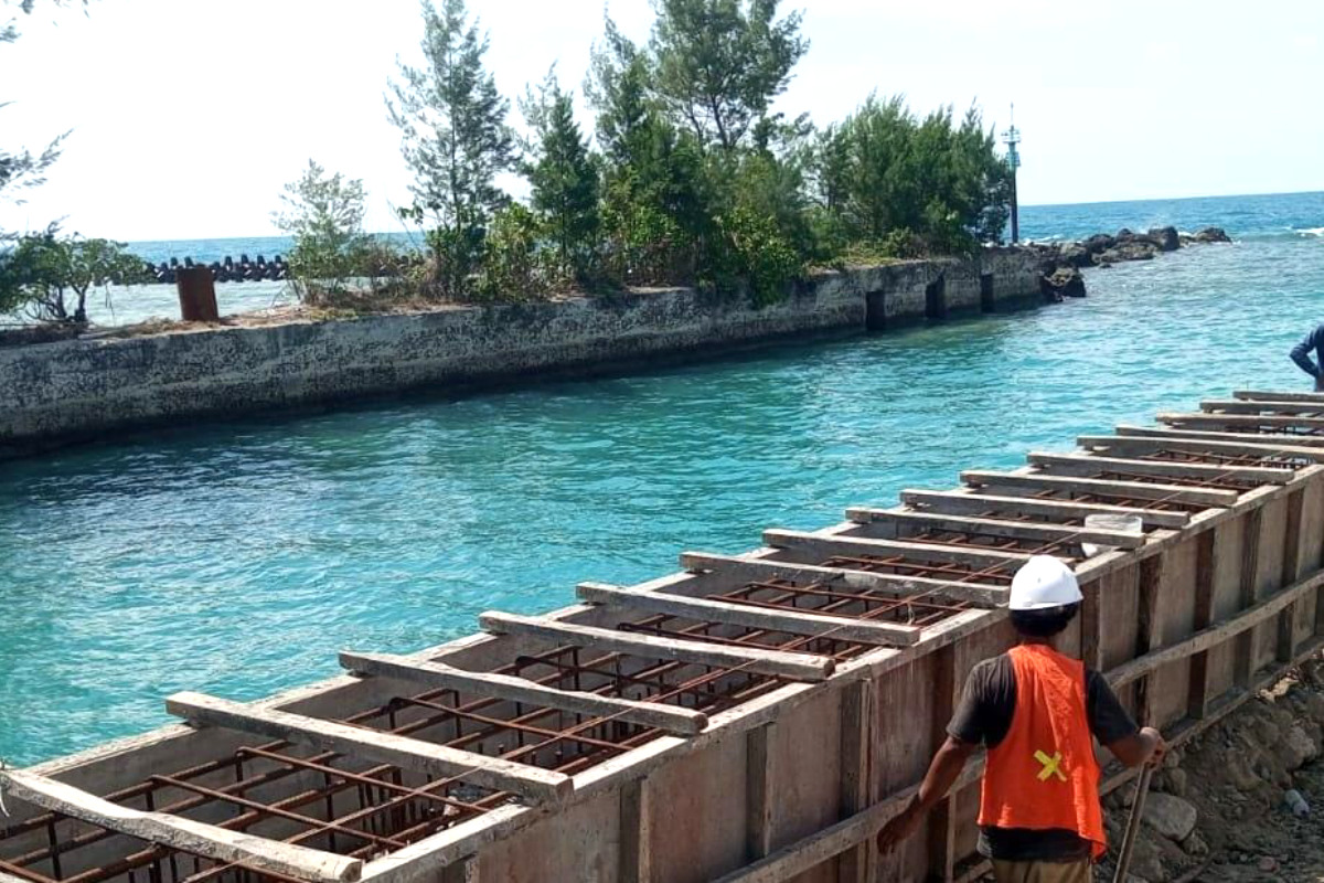 Tanggul Alur Masuk Kolam Labuh di Pulau Sabira Diperbaiki