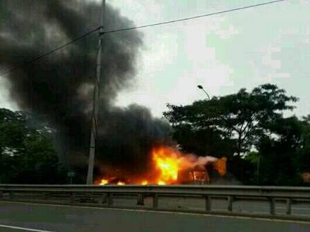 Mobil Sedan Terbakar di Tol Dalam Kota Kuningan