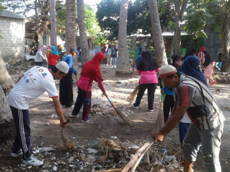  Gerebek Sampah di Pulau Tidung Kumpulkan 7 Meter Kubik Sampah	