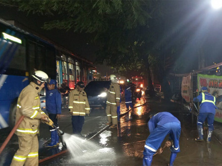 Personel Gabungan Atasi Genangan di Depan Pasar Induk Kramat Jati