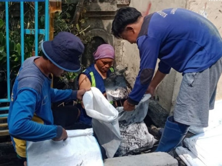  Saluran Air Di Jalan Mahoni Jakarta Utara Dikuras