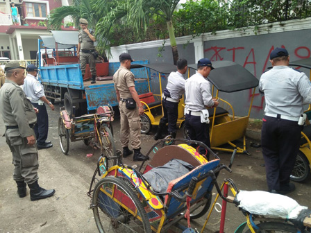 Odong-odong dan Becak di Cempaka Putih Ditertibkan