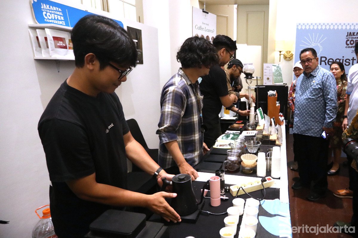 Wagub Rano Karno mengunjungi stan barista pada Pembukaan JICC 2025