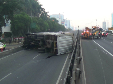 Truk Pengangkut Sparepart Terbalik di Jalan Gatot Subroto