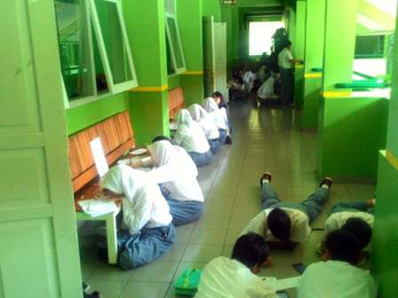 Aliran Listrik Dicabut, Ratusan Siswa Belajar di Luar Kelas