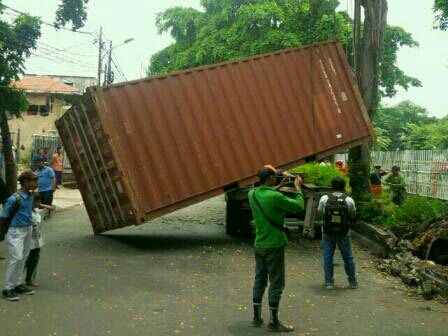 Kontainer Tabrak Pohon di Pasaraya Manggarai