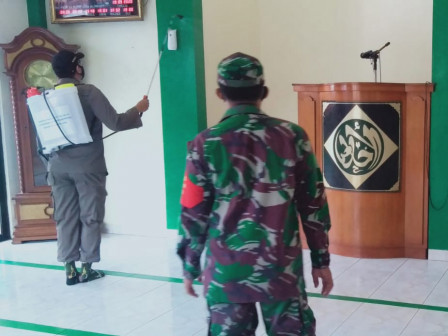 Tempat Ibadah di Mangga Besar di Semprot Disinfektan