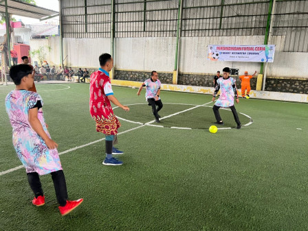 Pegawai Kecamatan Cipayung Ikuti Turnamen Futsal Mengenakan Daster