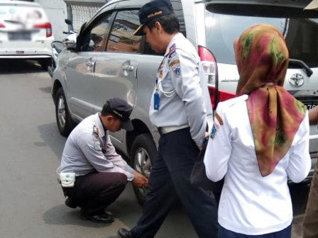 Petugas Gabungan Razia Parkir Liar di Jalan Menteng Wadas