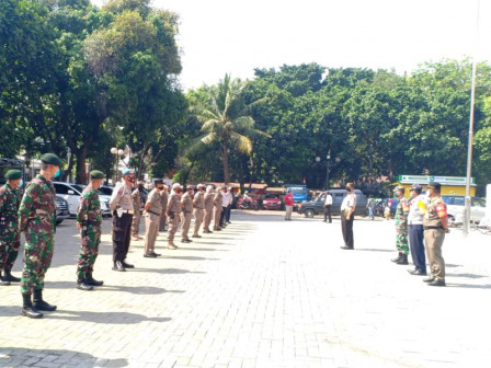  36 Petugas Gabungan Apel Pengawasan PSBB di Pulogadung 