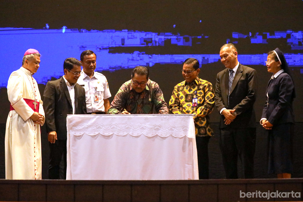 Rano Karno menandatangani prasasti sebagai simbol diresmikannya Universitas Tarakanita