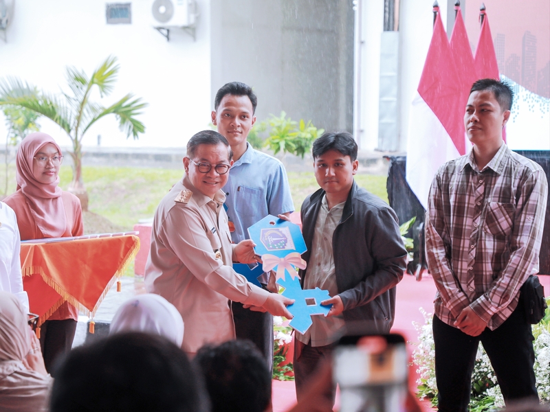 Pramono Serahkan Kunci Unit Rusunawa PIK Pulogadung