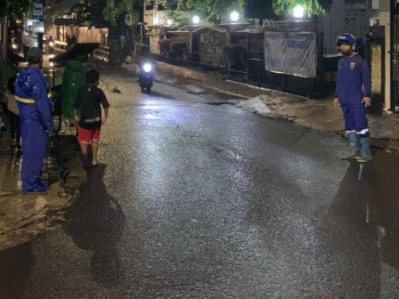 Genangan Di Jalan Harun Raya, Kebon Jeruk Surut 