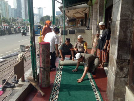Masjid Attaqwa di Kebon Melati Dibersihkan dengan Disinfektan