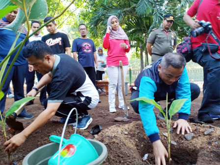 Pemkot Jakpus dan Daop 1 Jakarta PT KAI Menanam Buah di Halaman Stasiun Cikini