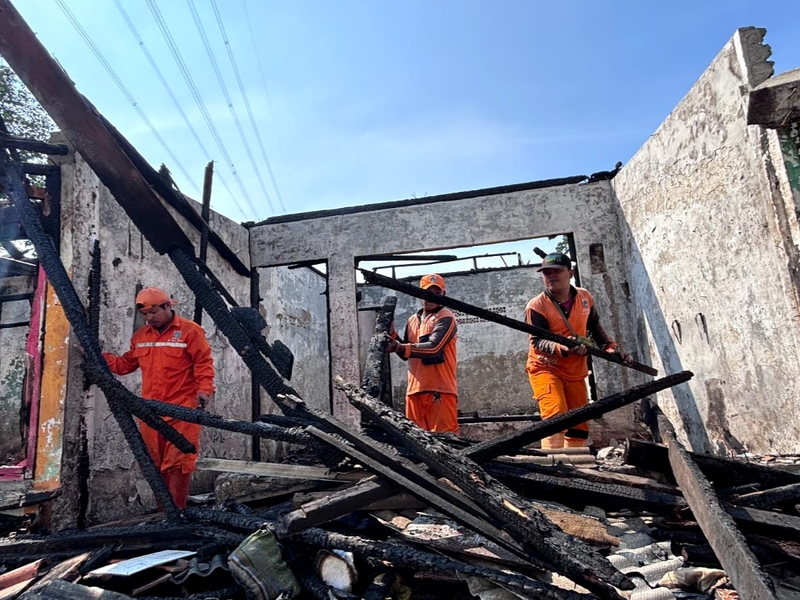 Personel Gabungan Bersihkan Material Sisa Kebakaran di Pulo Gebang