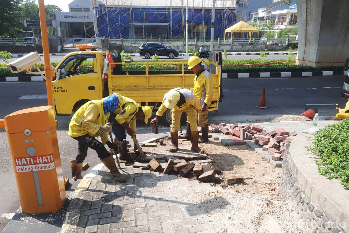 Pasukan Kuning Perbaiki Trotoar Rusak di Jalan Boulevard Raya