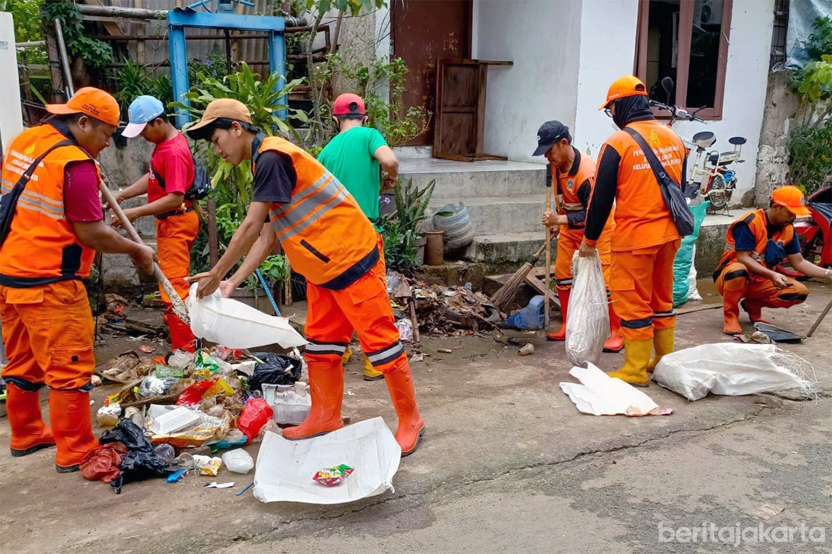 PPSU Rawa Buaya bersihkan sampah dan lumpur sisa genangan
