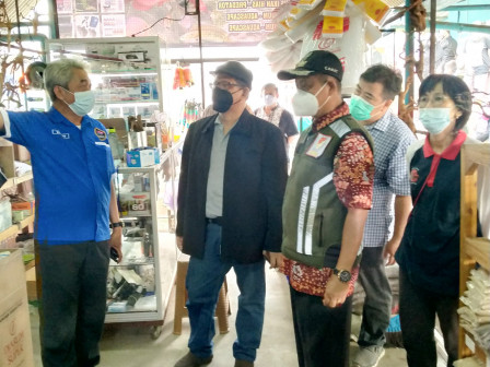 Camat Ciracas Launching Bursa Ikan Hias di Lokbin Susukan