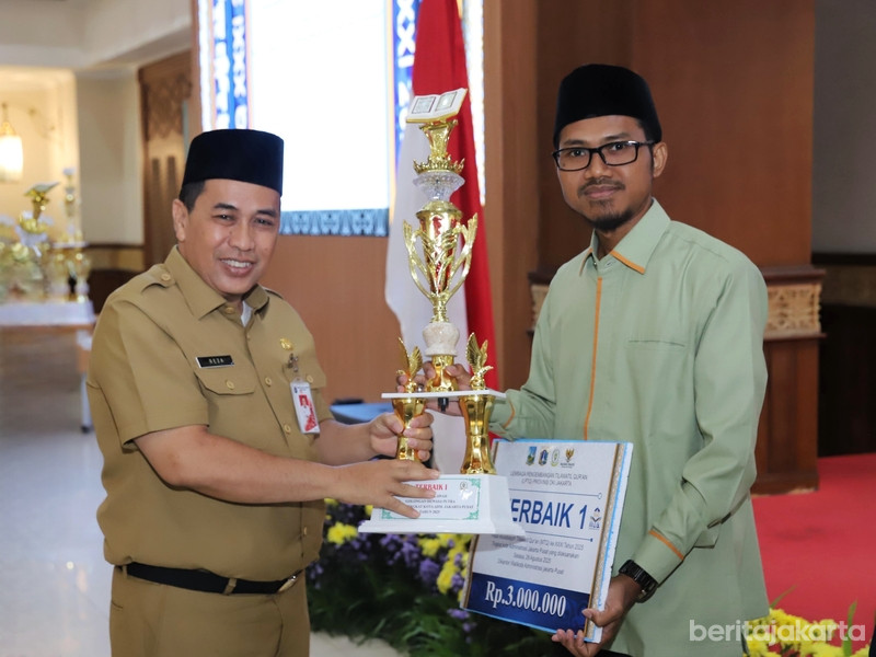 Asisten Administrasi dan Kesra Jakpus, Reza Phalevi menyerahkan Penghargaan Juara Terbaik 1