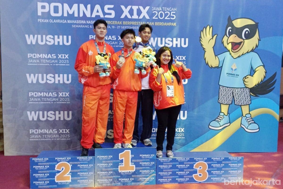 Atlet Wushu DKI menaiki podium kemenangan di POMNas XIX