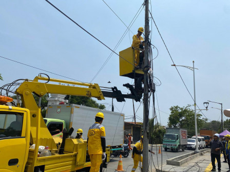 Sudin Bina Marga Jakut Potong Kabel Udara di Jalan Kapuk Kamal Muara 