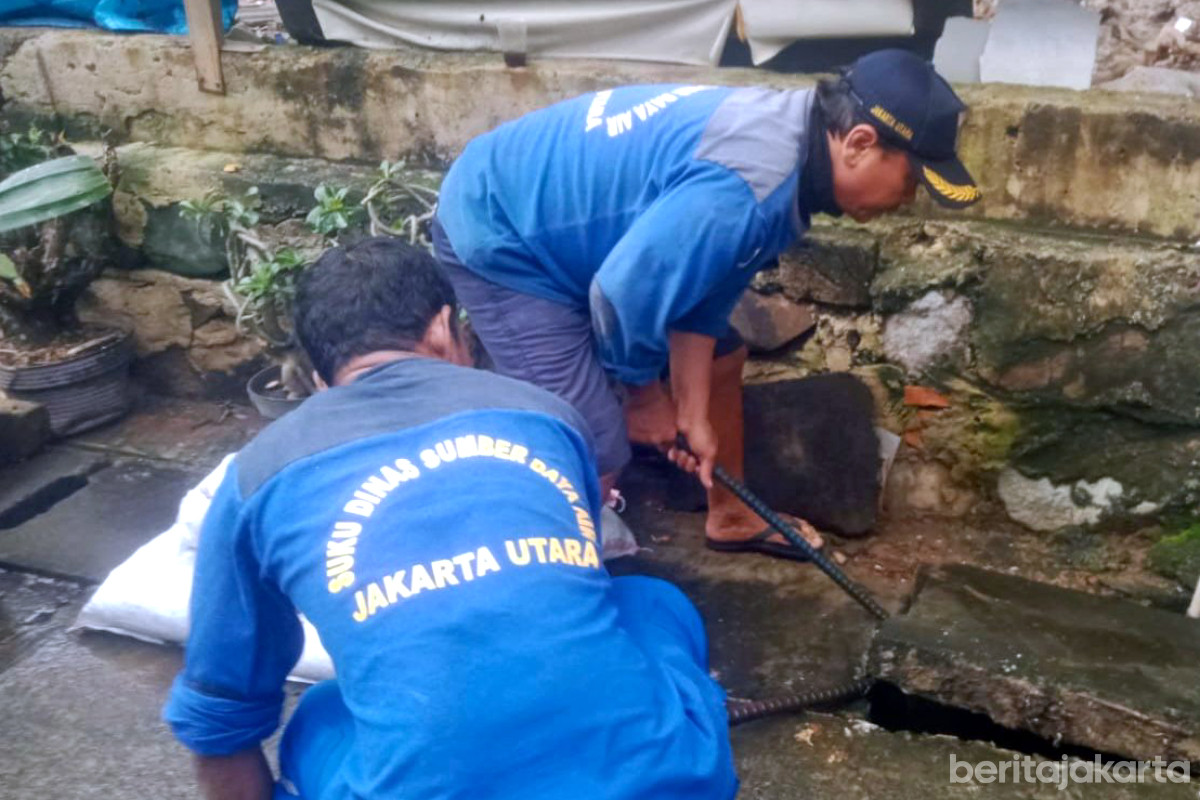 Pengerukan Saluran di Gang Puskesmas Tugu Selatan Tuntas