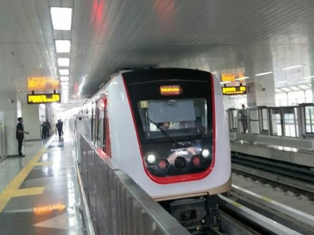 Kereta LRT Jakarta Longgarkan Operasional Dimasa Transisi hi