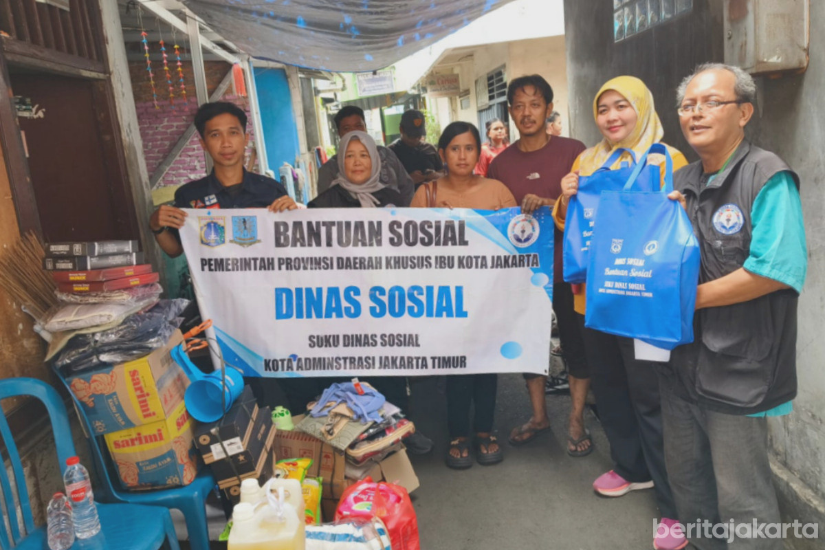 Sudinsos Jaktim Berikan Bantuan Penyintas Kebakaran Utan Kayu Utara 