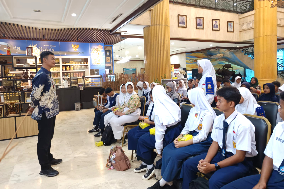 Salah satu Pelajar sedang bertanya kepada pembicara di Pentas Literasi Jakut