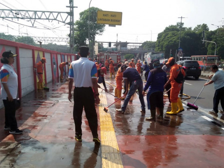 100 Petugas Gabungan Bersihkan Trotoar Jalan Bekasi Barat