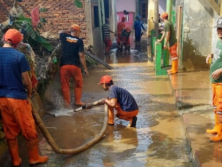 50 Personel Gabungan Bersihkan Lumpur Sisa Banjir di Balekambang