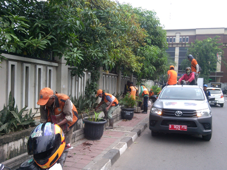  Saluran Air di Jl Enggano Raya Dibersihkan