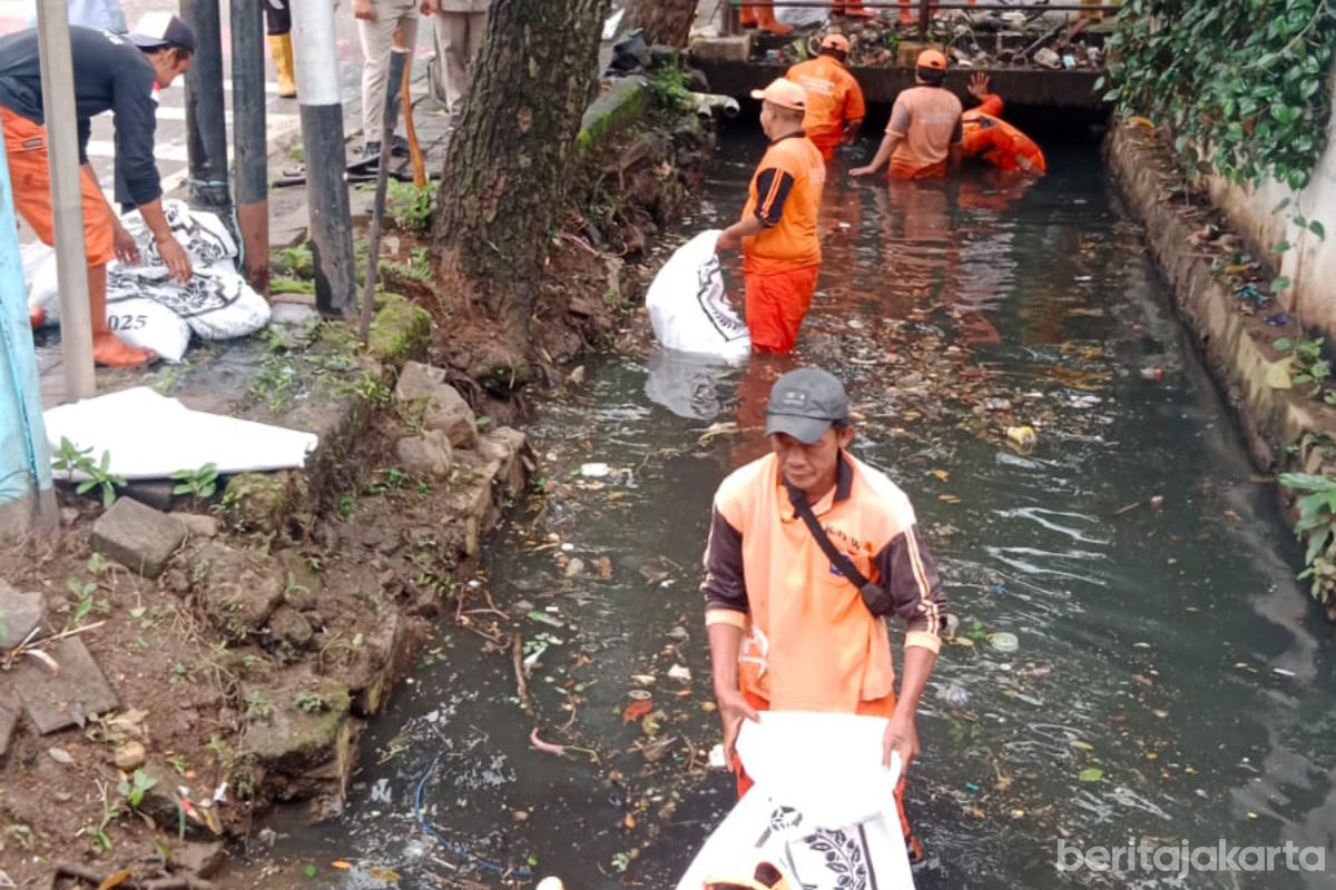 Puluhan Personel Gabungan Kerja Bakti di Kelapa Dua Wetan 