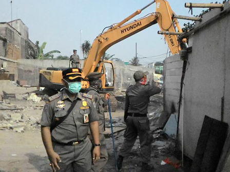 18 Bangunan Liar di Duren Sawit Dibongkar