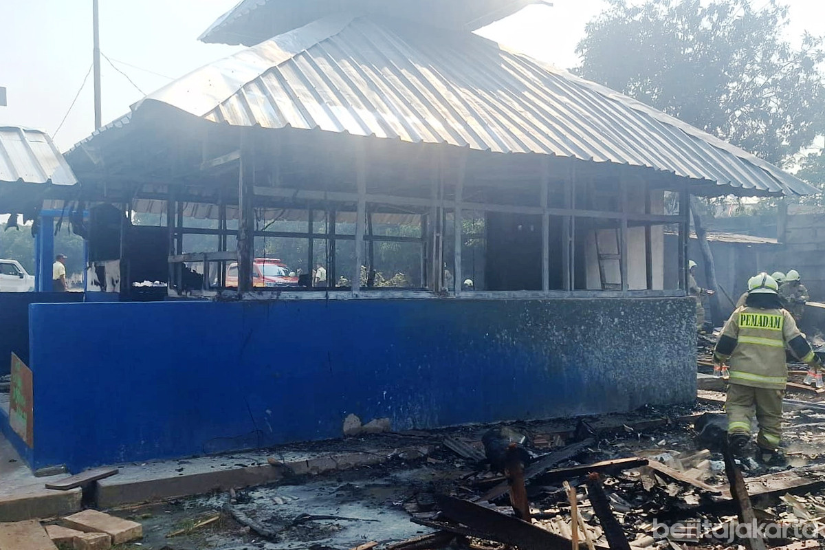 Pemadaman kebakaran bedeng di Kelapa Gading Barat