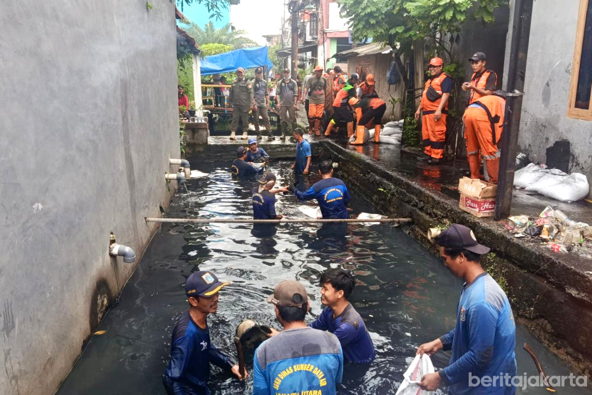 Petugas gabungan melakukan pengerukan lumpur di Kali Betik, Rawa Badak Utara